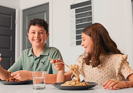 photo de 2 enfants savourant les produits prêt à manger d'appétit go.