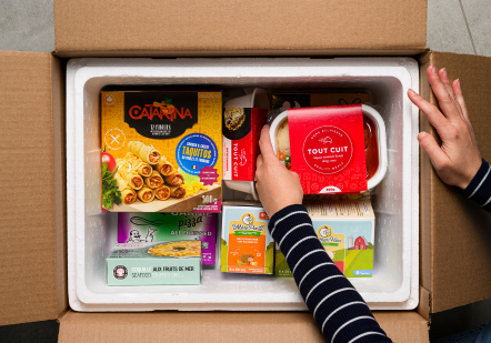 Photo d'une boite de produits d'épicerie, vendus par Appétit Go.